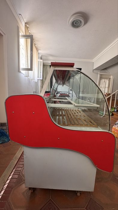 Vitrina muzlatgich arzon narxga beriladi