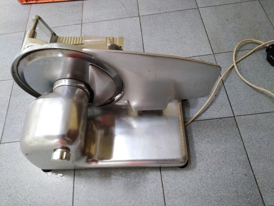 Професионален слайсер / резачка Бизерба модел Р704