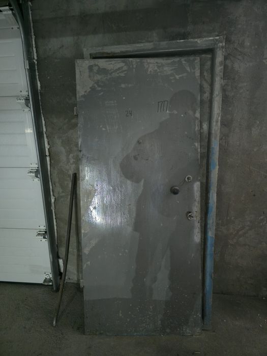 Продам дверь металлическую б/у.