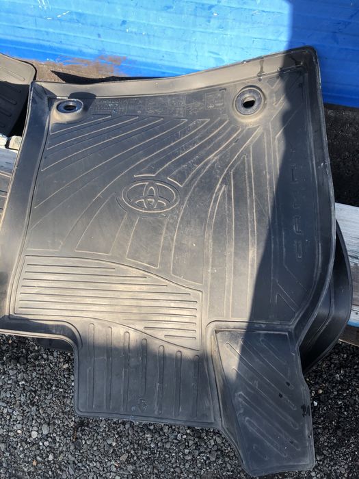 Продам коврики в машину от камри