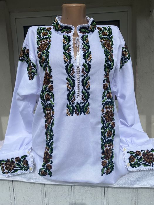 Cămăși tradiționale cusute manual cu mărgele