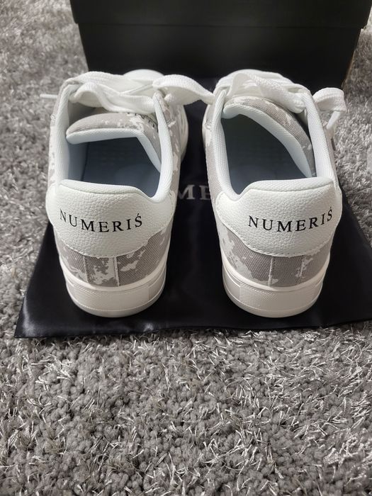 Numeris grey and white