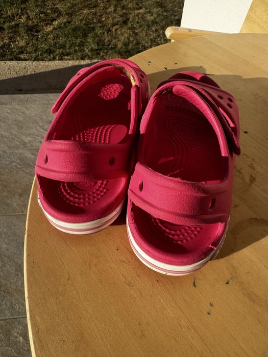 Vand 2 perechi sandale Crocs in stare foarte buna C 12