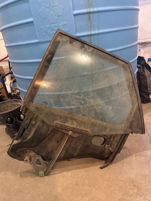 Продам! Заднее левое стекло Ауди 80 Б 4