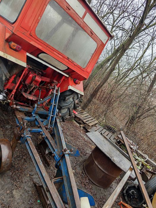 Vând tractor international