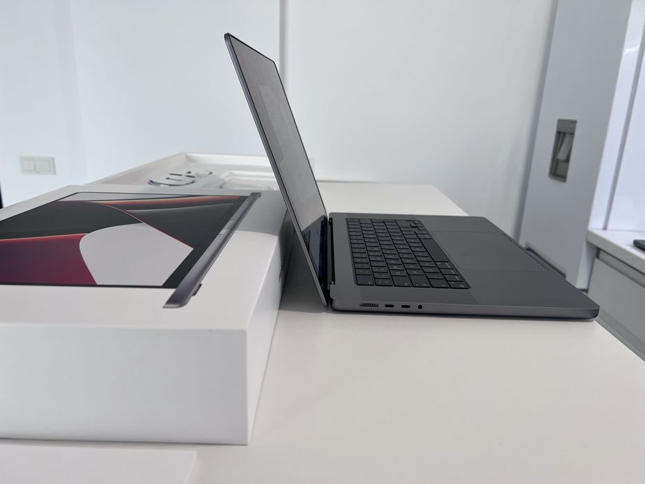 Macbook Pro 16, ** M1 Max**, 64 RAM, **1  TB** 87% Sanatate Full Box Ca Nou