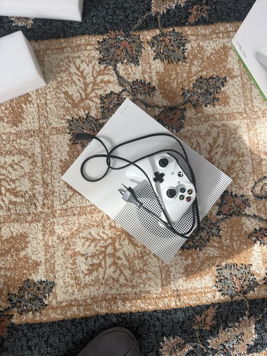 Vând Xbox One S 1TB