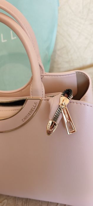 Дамска чанта. Цвят- пепел от рози. Подходяща както в ежедневието, така и за специални поводи!