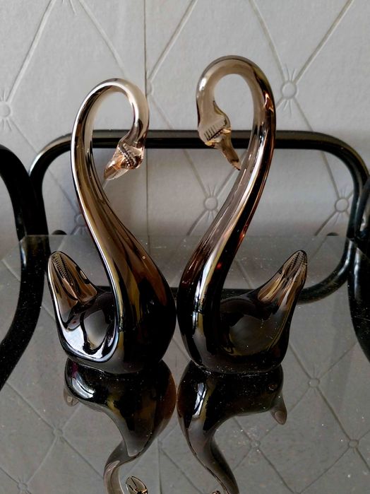 Фигурки лебеди от тъмно и плътно стъкло