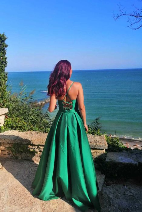 Официална зелена рокля, свободно падаща, тип принцеса.