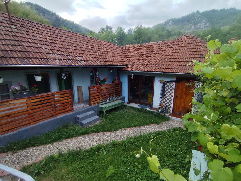 Casă la țară locuibila  cu piscină, natură , casa bătrânească langa Deva