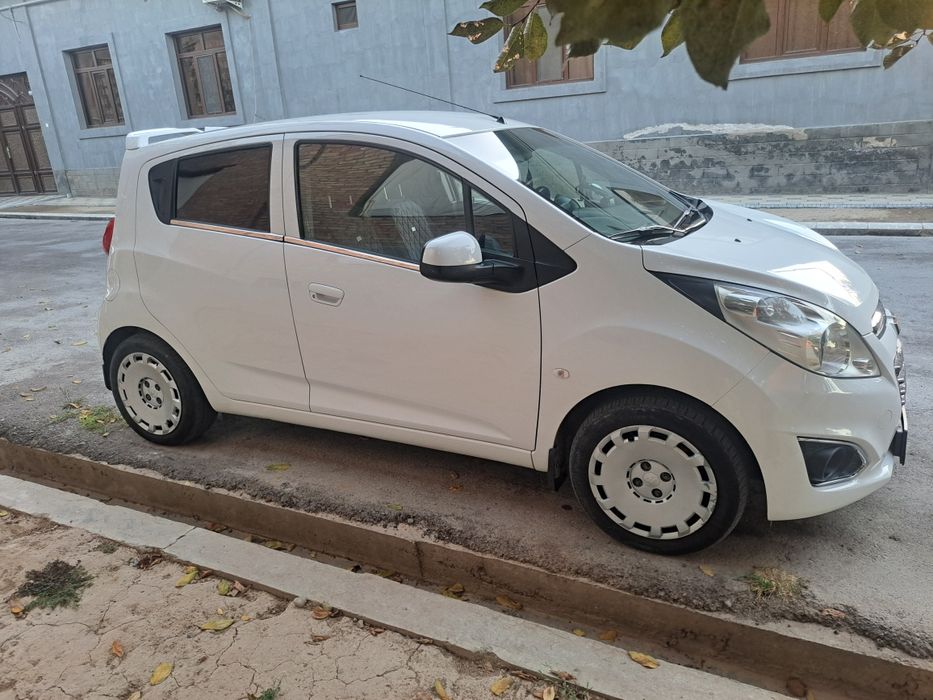 Spark kraskasi on taraf oldi orqa krloda petno bor moshina yaxshi