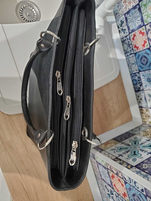 Стилна черна кожена чанта- удобна и подходяща за всеки повод