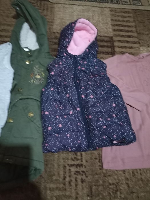 Детски дрехи 1яке , 2 елека , 1 тънка рокля