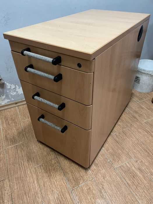 Dulap pendtu dosare / birou