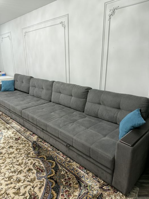 Вместительный большой Диван.