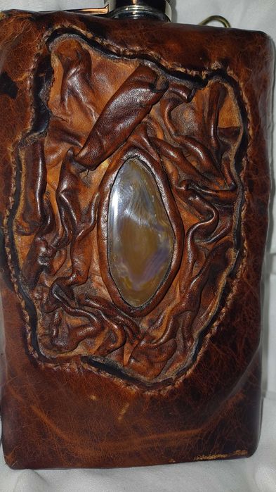 Манерка с кожен калъф