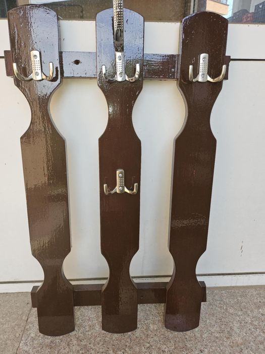 Дървена закачалка