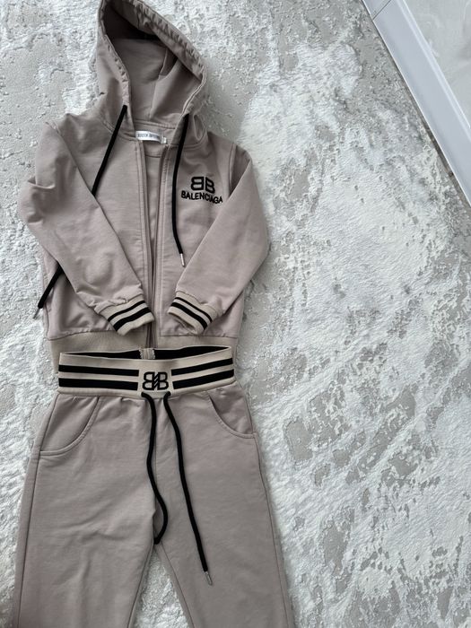 Продам спортивный костюм