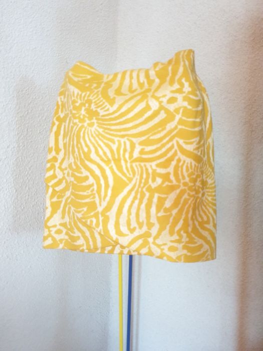 Fusta casual petrecută în față