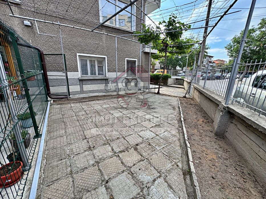 Етаж от къща, 3 спални, с двор, таван и изба, кв.Зъбчето