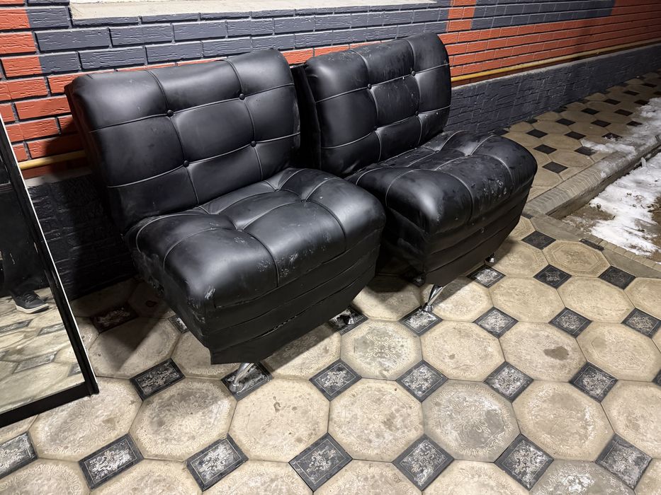 Продам срочно диван с 2 креслами