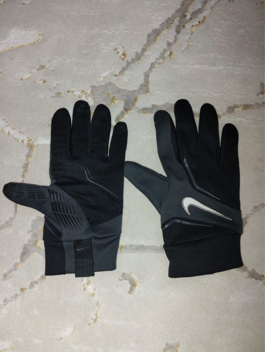 Перчатки Nike.
