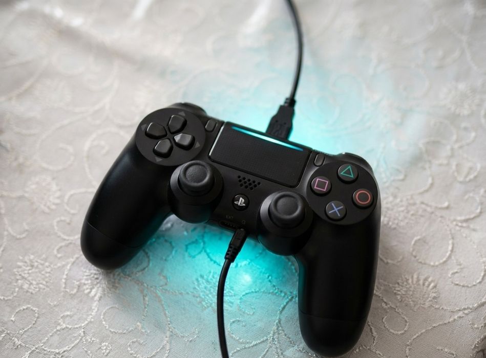 PlayStation 4 Slim 1TB + 2 геймпада + Топовые игры (Mega Pack)