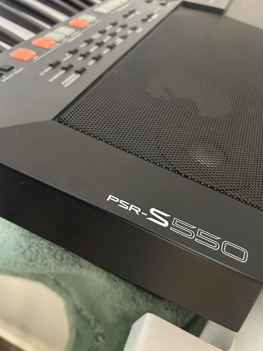 YAMAHA.  PSR   S550.