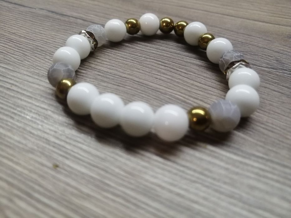 Гривни от естествени камъни