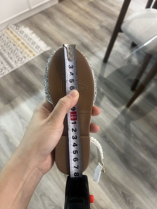 Продам новые туфли для девочки