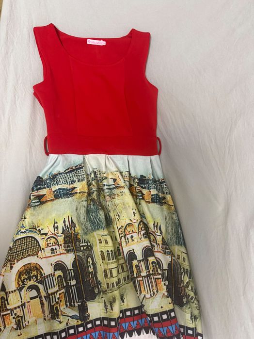 Rochie roșie cu imprimeu, lungime până la genunchi. Ușoară, perfectă pentru vară sau ieșiri casual