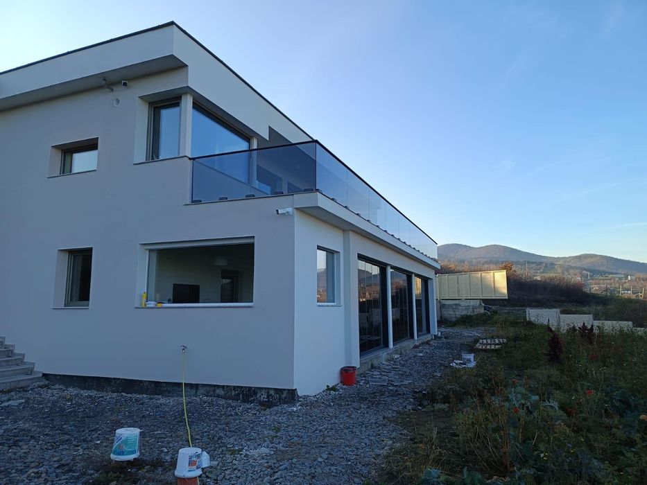 MetalGlass Cluj | Balustrade sticlă, balcoane, terase, uși culisante