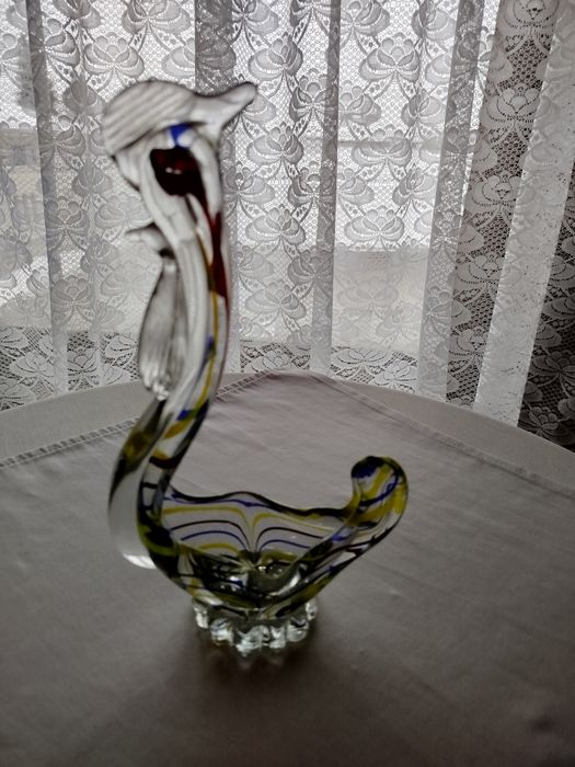 Стъклена фигурка от шарено стъкло.