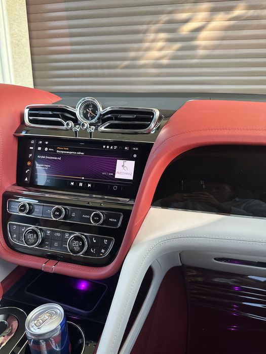 Инструктор по вождению. Обучает на Трекере 2 вождению по городу.