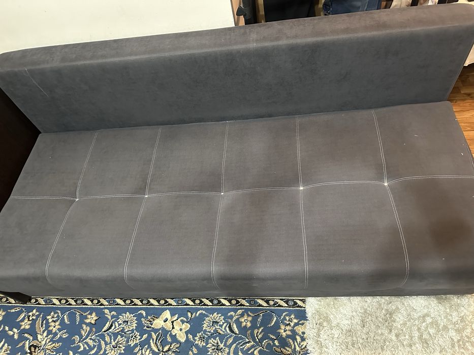 Диван серый. Внутри есть место для хранения