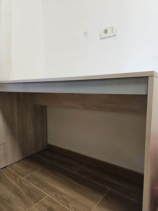 Birou nou, utilizat mai puțin de o luna