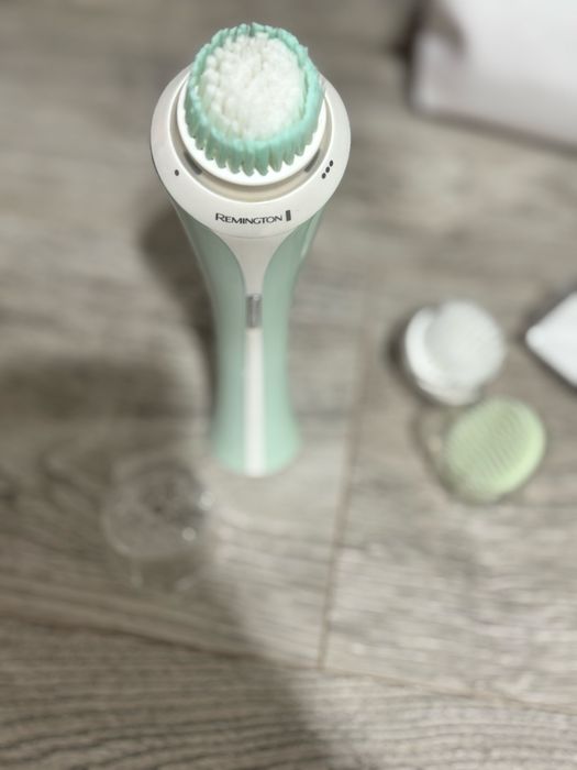 Perie faciala pentru curatarea tenului Remington