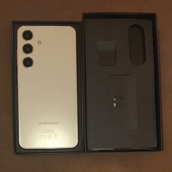 Чисто нов Смартфон Samsung Galaxy S24, 128GB, Amber Yellow