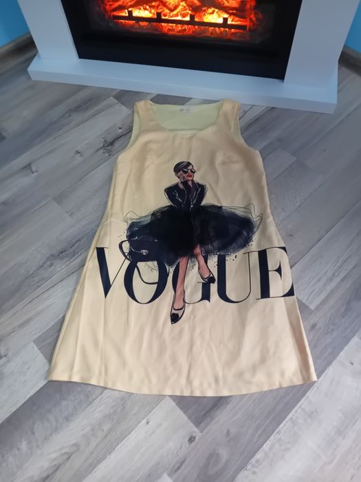 Vând rochie stil A, cu fusta cusuta manual la designul de pe ea, 36
