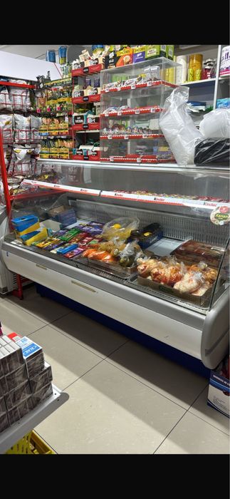 Холодильник для продуктов в магазине