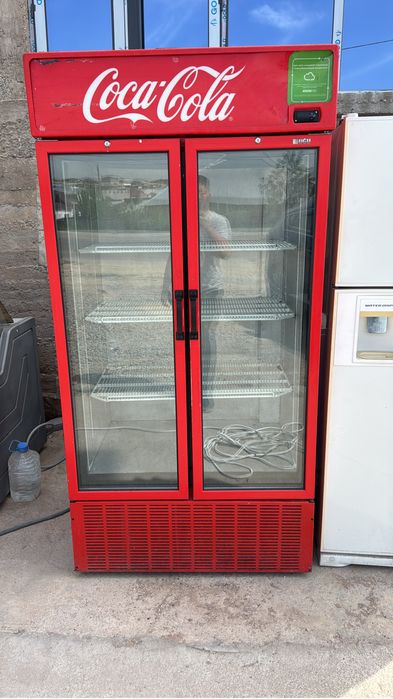 Продаю витринный холодильники