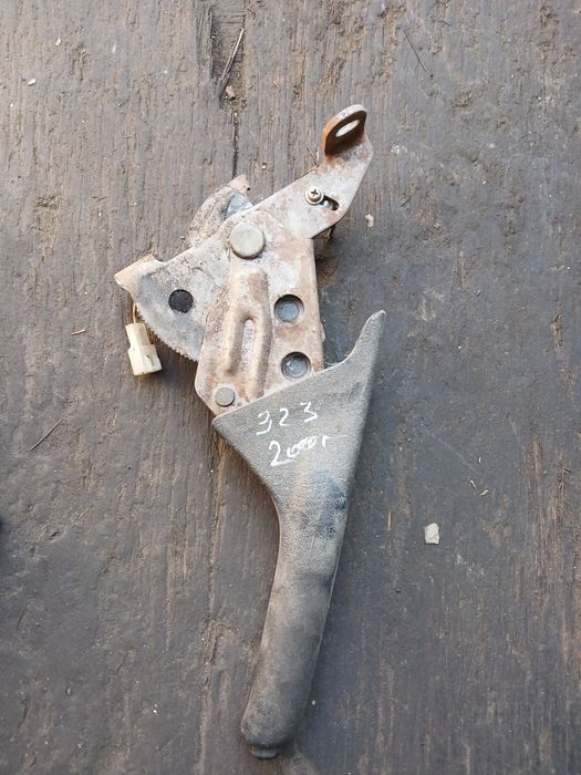 Ручка ручника Мазда 323 на 2000г