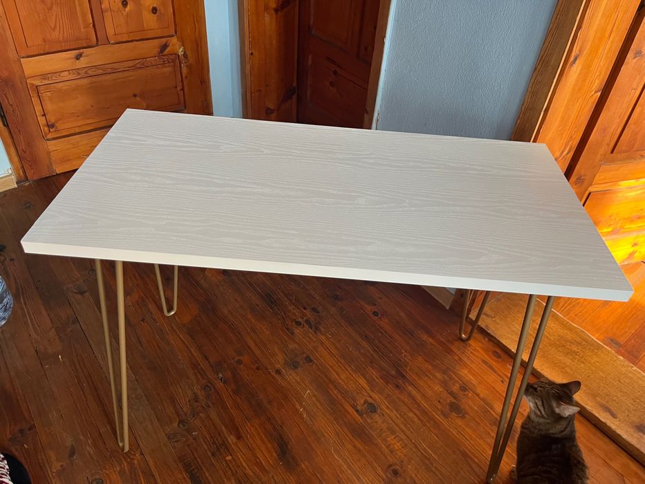 Бяло бюро с метални крака