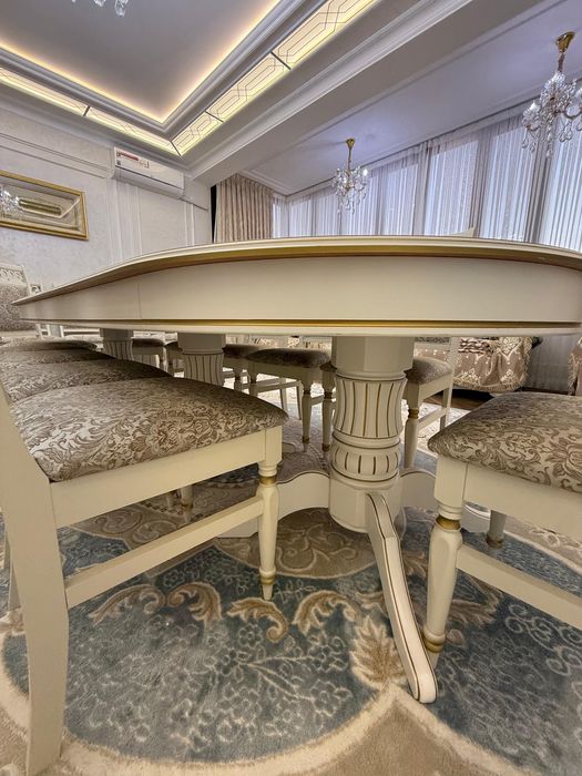 Стол и стулья в гостинную