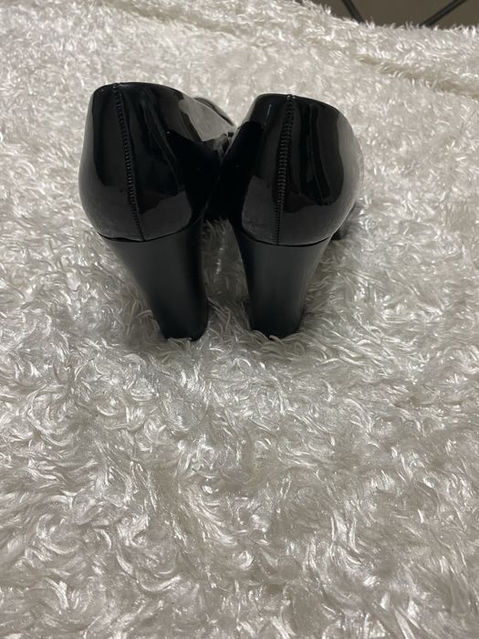 Продам черный туфли на каблуке