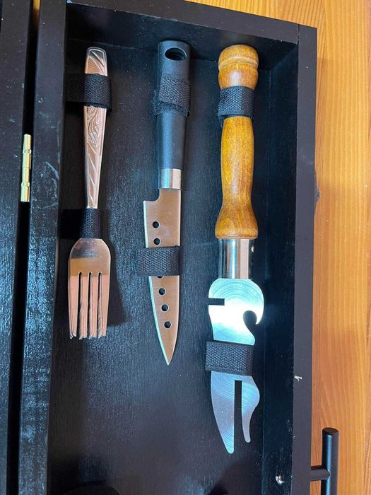 Set ustensile grătar BBQ, cutie lemn fag, 6 frigărui, cuțit, clește, pahare