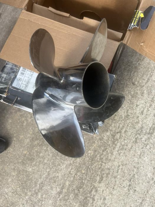 Ляв и десен пропелери Mercury Revolution 4