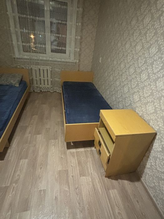 Отдам две кровати с матрасами и две тумбы