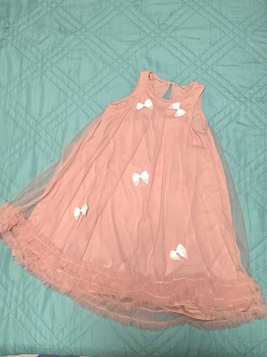 Детска рокля с бели панделки